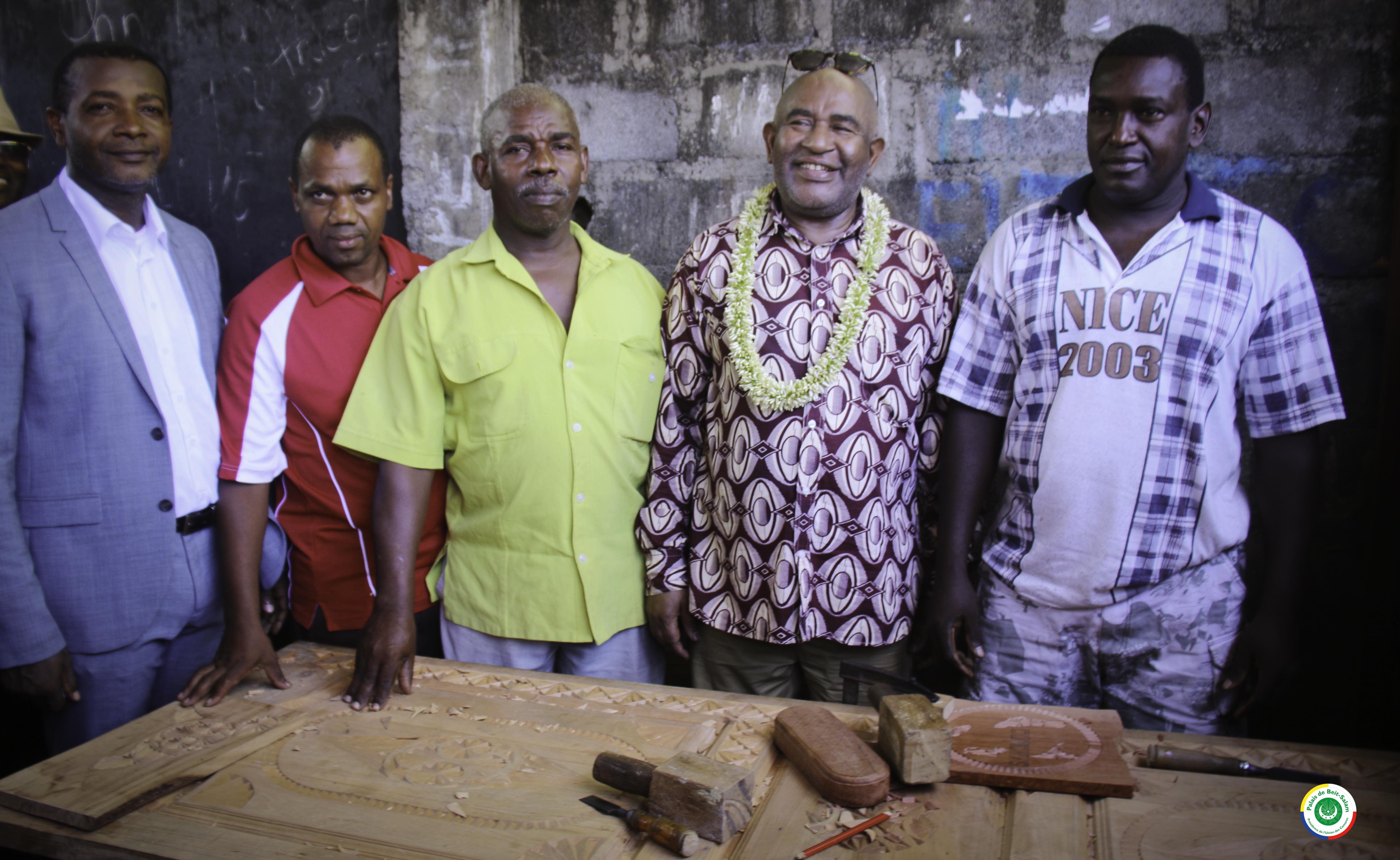 Le Président chez les sculpteurs de bois à Domoni